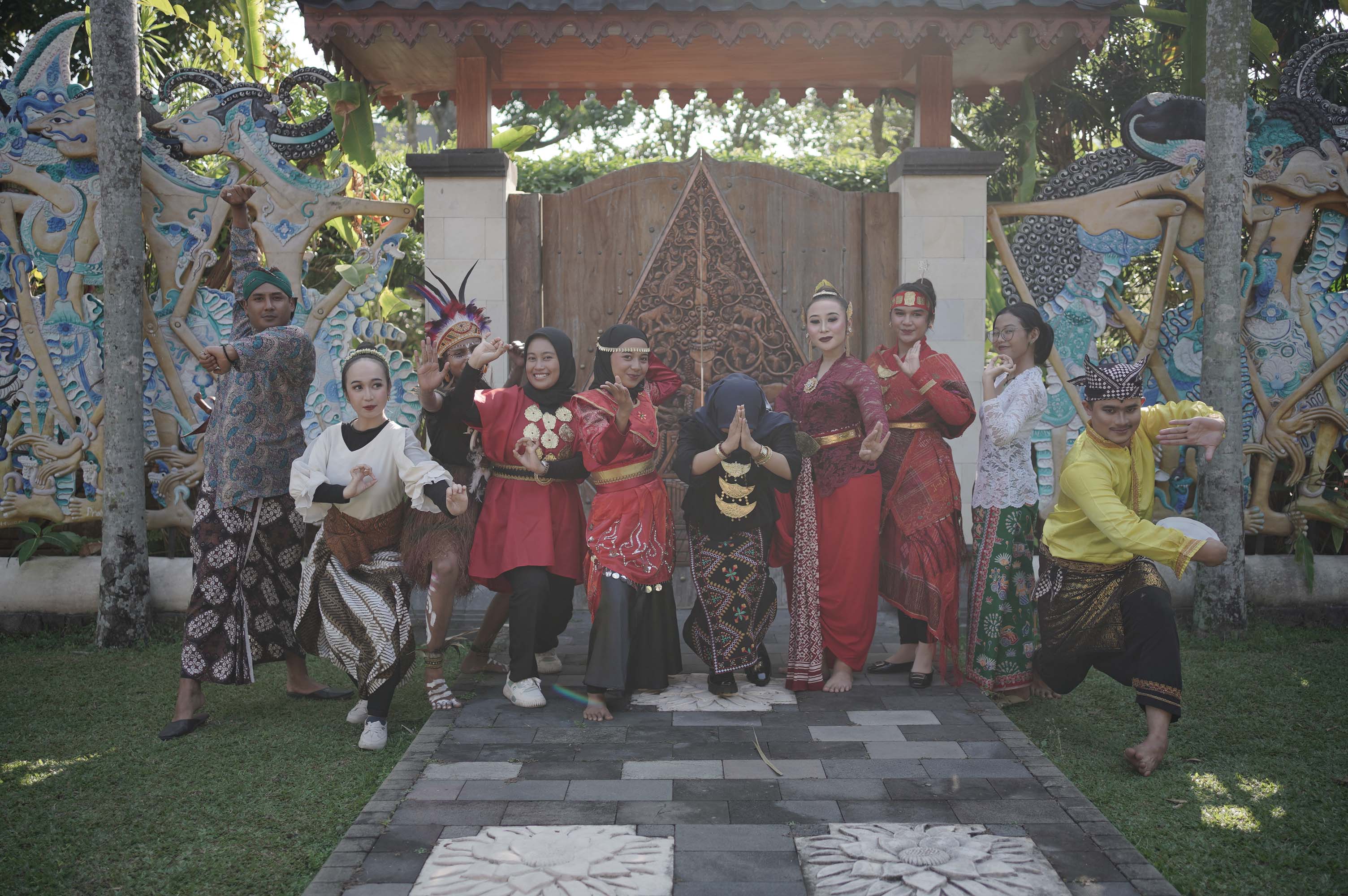 Foto Bersama di Sanggar Maestro